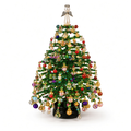 Árbol de Navidad de cuentas montado, con adornos de colores y ángel en la punta, sobre fondo blanco